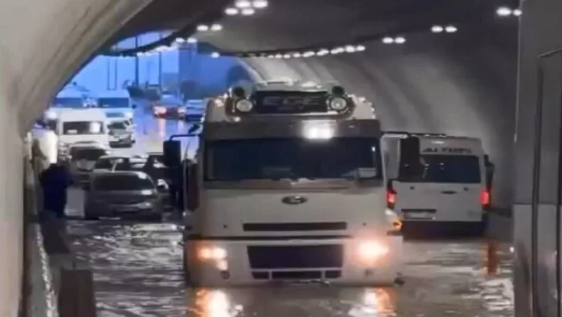 Pendik'te sağanağın ardından tüneli su bastı
