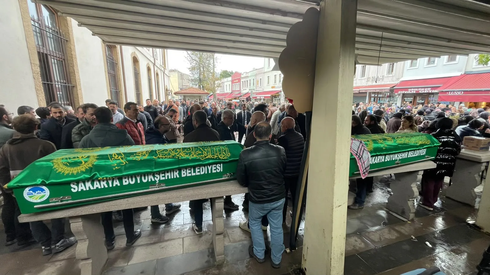 Peribacasından kopan kayaların altında kalan çift toprağa verildi