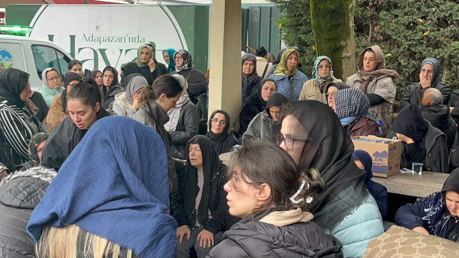 Peribacasından kopan kayaların altında kalan çift toprağa verildi