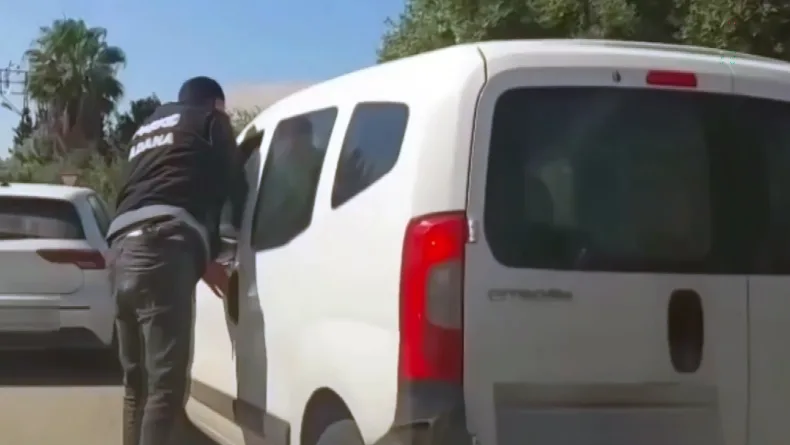 Polisin takibe alıp durdurduğu hafif ticari araçtan 9 kilo skunk çıktı