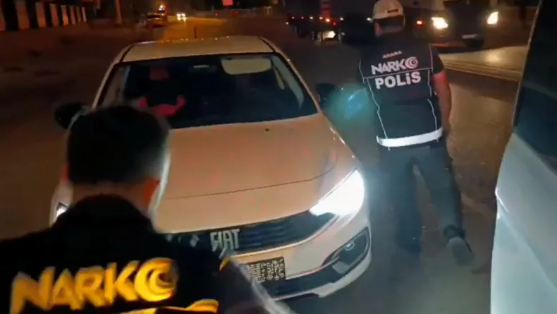 Polisin takibe alıp durdurduğu otomobilden 110 bin uyuşturucu hap çıktı