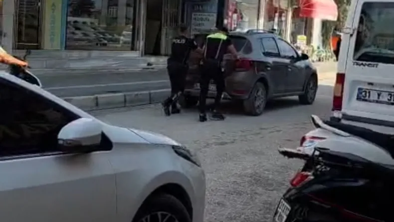 Polisler, arızalanan otomobili iterek sürücüye yardım etti