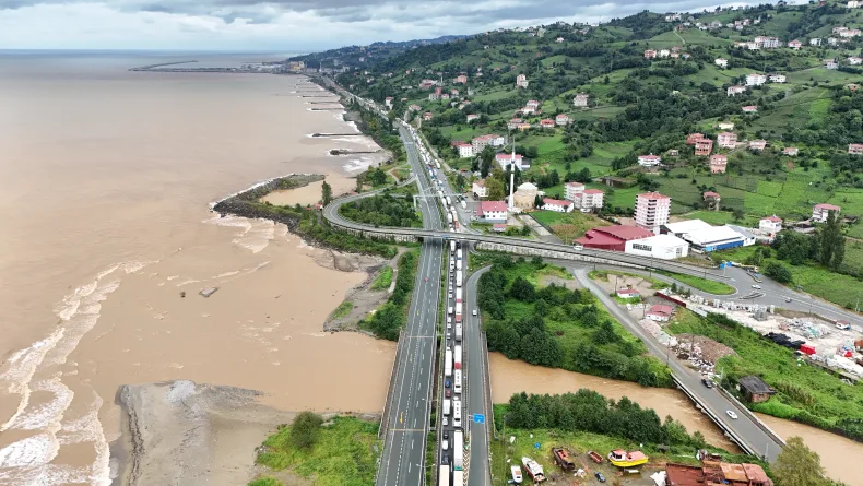 Rize’de sağanak, sel ve taşkınlara yol açtı (2)