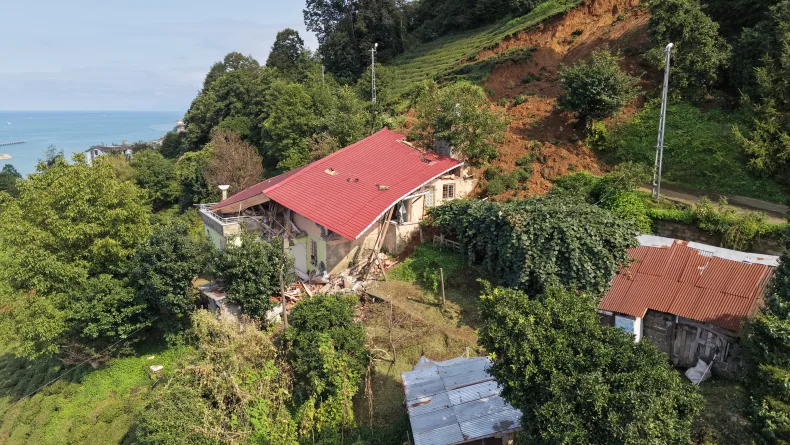 Rize'de sel gitti, çamur kaldı; hasar tespit çalışmaları başladı (2)
