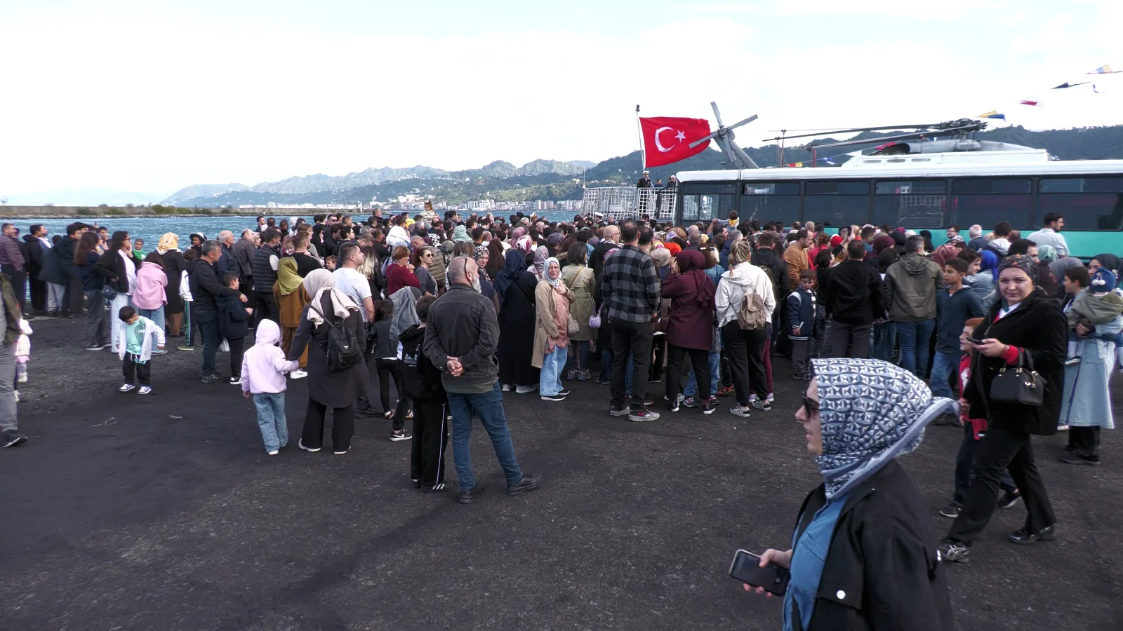 Rize'de TCG İstanbul fırkateynine yoğun ilgi