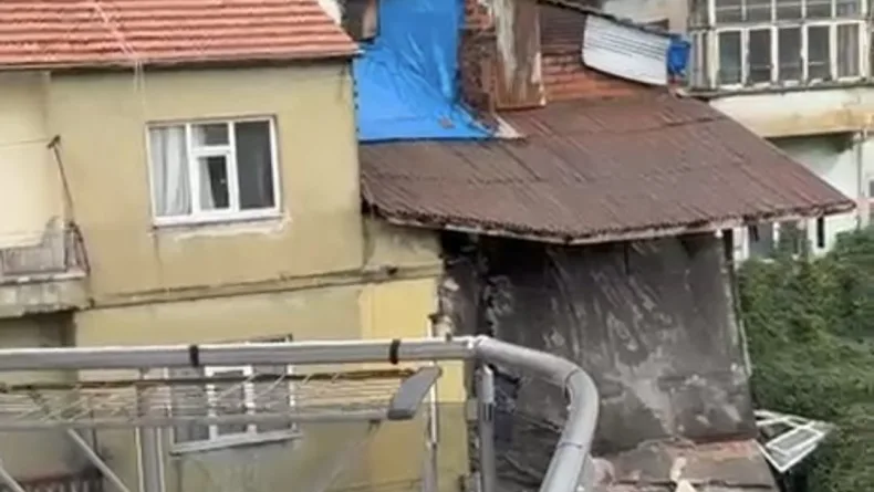 Sağanak nedeniyle dün bir duvarı yıkılan ev bugün çöktü