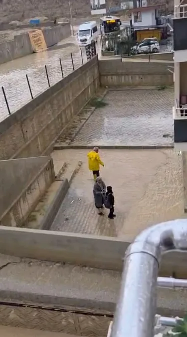 Sağanakta suyla dolan caddede içine girdiği büyük şeffaf balonla ilerledi