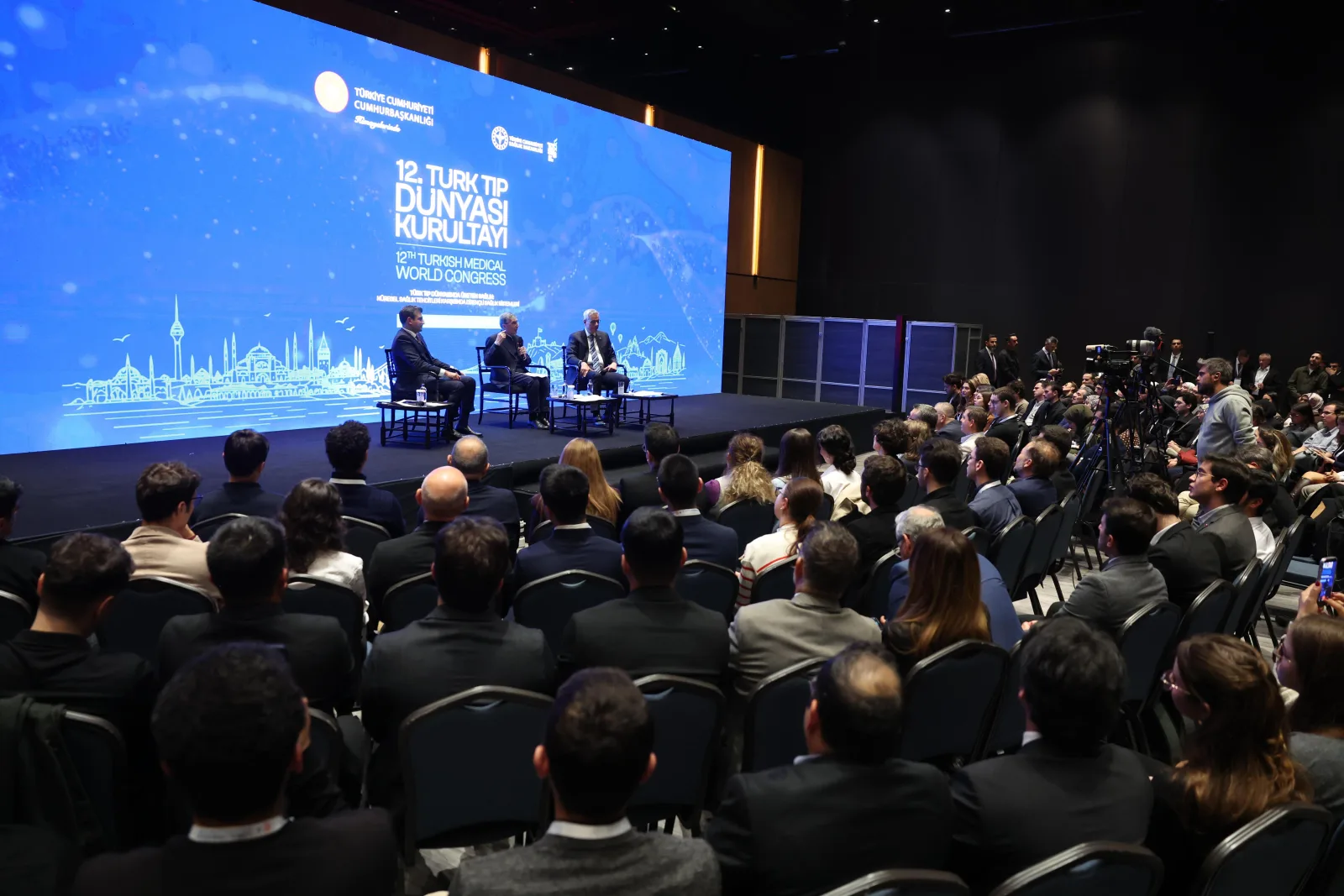 Sağlık Bakanı Memişoğlu 12'nci Türk Tıp Dünyası Kurultayı'nda gençlerle buluştu