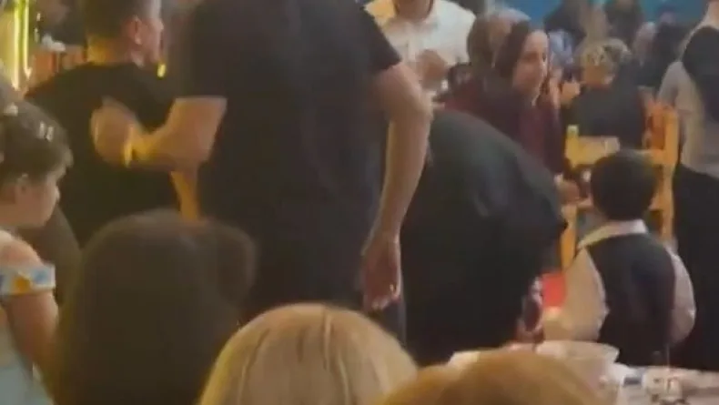 Sahnede rahatsızlanan Hakkı Bulut hastaneye kaldırıldı