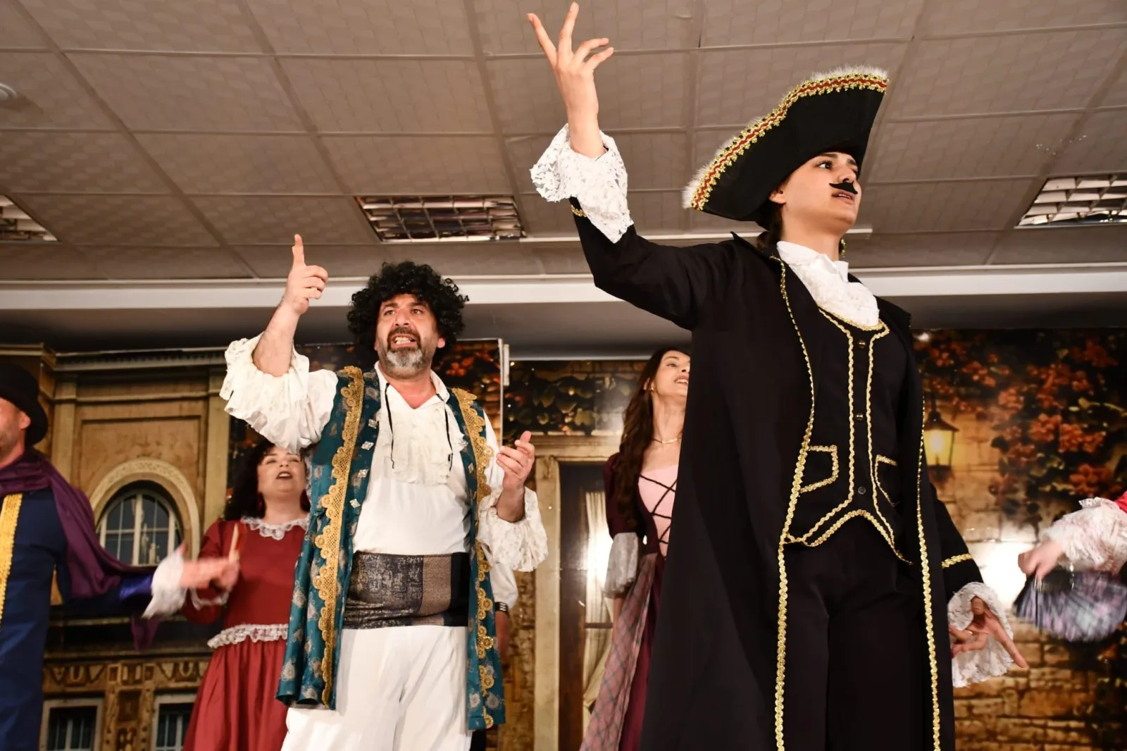 Sahneledikleri oyunun geliriyle ilkokulu baştan sona yenilediler