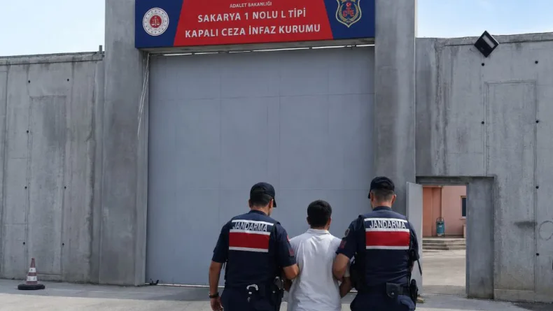 Sakarya'da 6 kilo esrar ile 102 kök kenevir ele geçirildi; 4 tutuklama