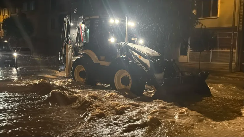 Sakarya’da sağanak; cadde ve sokaklar göle döndü