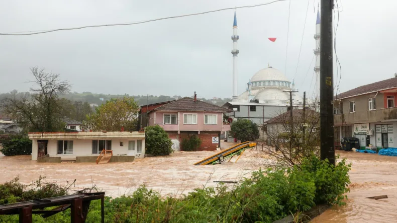 Sakarya'da sağanak; dereler taştı, evleri su bastı (9)