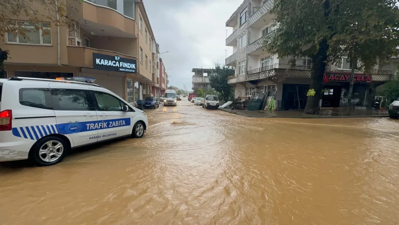 Sakarya’da sağanak; yollar ve sokaklar suyla kaplandı