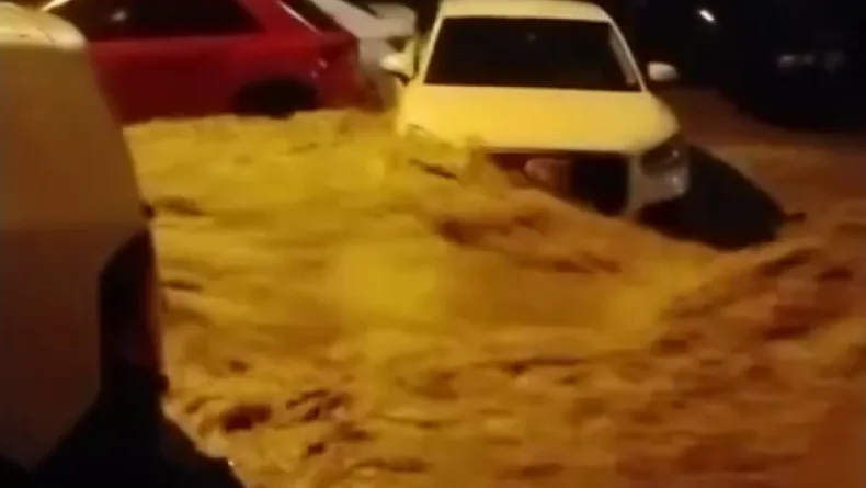 Sakarya’da şiddetli sağanak yolu kapattı (2)