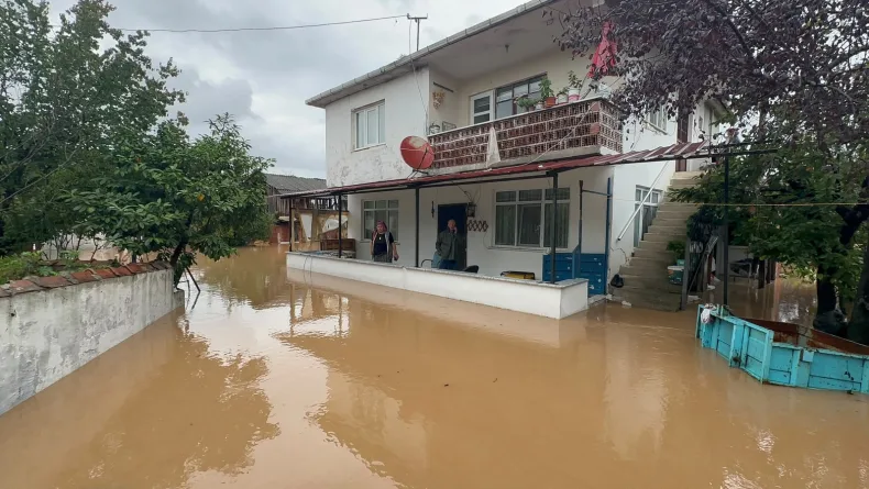 Sakarya Karasu'da dere taştı; su baskınları yaşandı