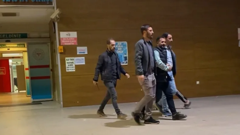 Saklandığı evde yakalanan firari hükümlü, sağlık kontrolüne gülerek gitti