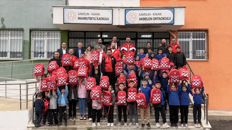 Samsun’da kırsaldaki öğrencilere Samsunspor çantası
