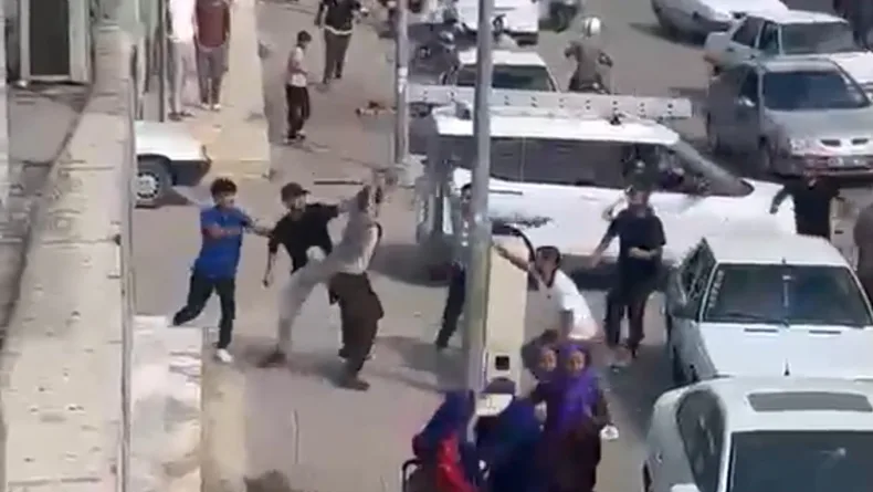 Şanlıurfa'da iki grubun taşlı, sopalı kavgası kamerada; 9 yaralı