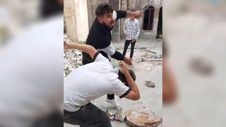 Şanlıurfa’da metruk evde 1 kişi, 4 kişiyi darbetti: O anlar kamerada