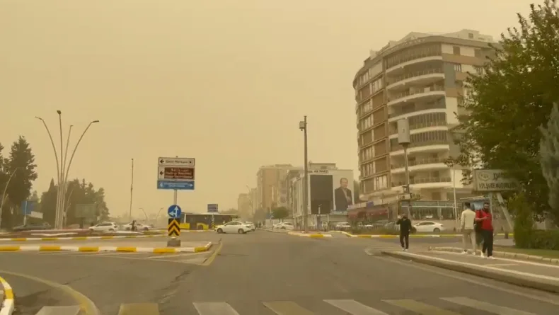 Şanlıurfa'da toz taşınımı etkili oldu