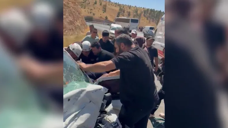 Şanlıurfa’da tur otobüsüyle çarpışan hafif ticari aracın sürücüsü öldü