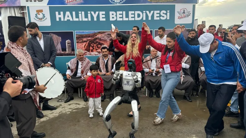 Şanlıurfa'da yağmura rağmen TEKNOFEST'e ziyaretçi akını (4)