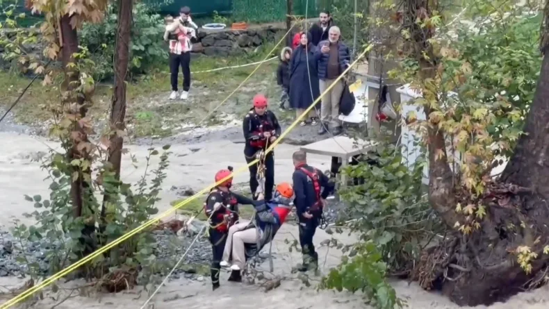 Sapanca’da mahsur kalan 2’si çocuk 8 kişiyi AFAD kurtardı