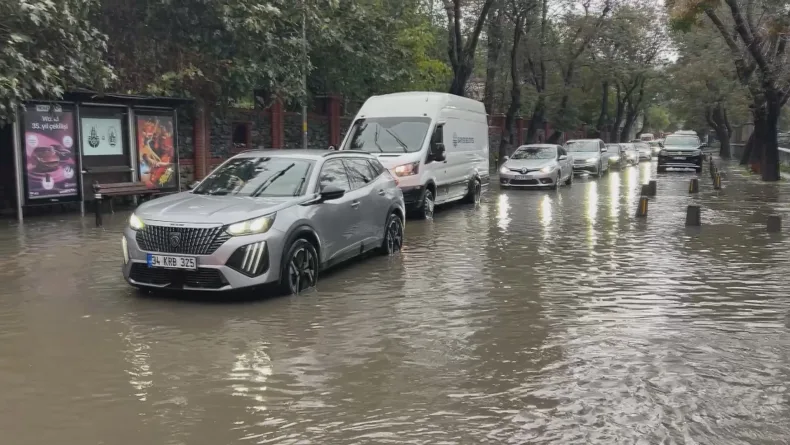 Sarıyer’de araçlar göle dönen yolda güçlükle ilerledi