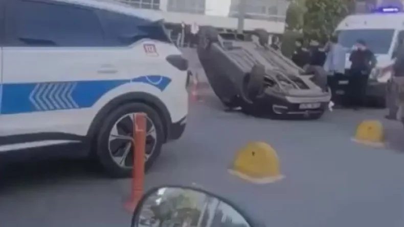 Sarıyer'de dubalara çarpan otomobil takla attı