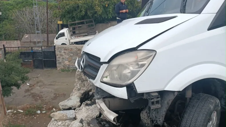 Sarıyer'de duvara çarpan okul servisinin şoförü yaralandı