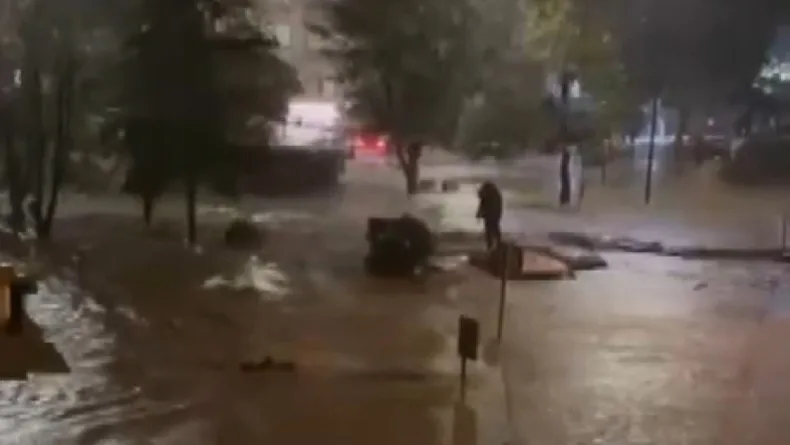Sarıyer'de göle dönen caddede akıntıya kapılmamak için yüzdü