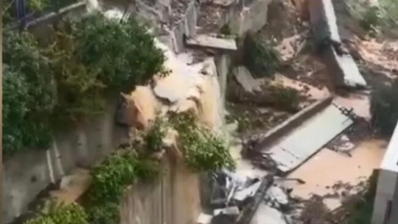Sarıyer’de sel sularının istinat duvarlarını yıkıp siteye dolduğu anlar kamerada