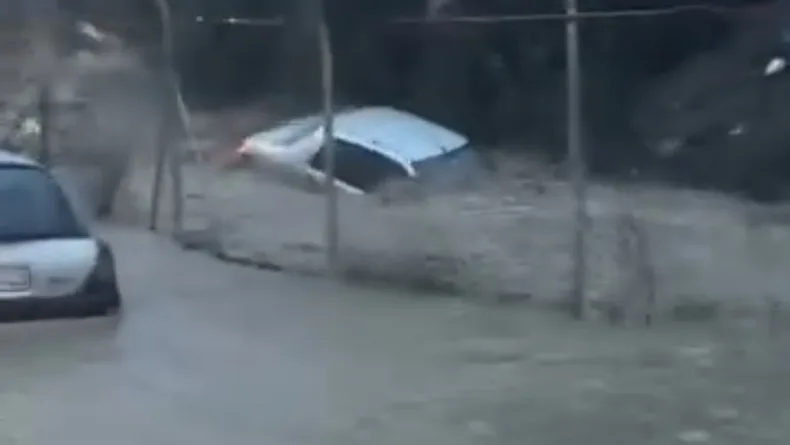 Sarıyer’de selde kaybolan Ahmet Derin’in aracının sürüklendiği yeni görüntüler: İçinde adam var