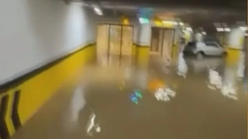 Sarıyer de su baskını olan alışveriş merkezi tahliye edildi