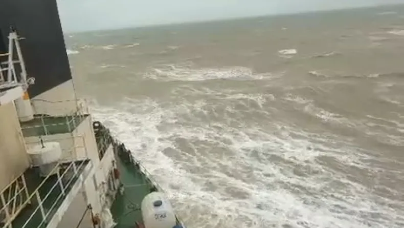 Sarıyer’de sürüklenen tanker karaya oturdu