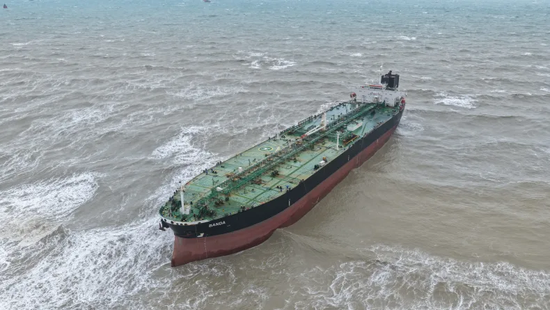 Sarıyer'de sürüklenen tanker kurtarıldı