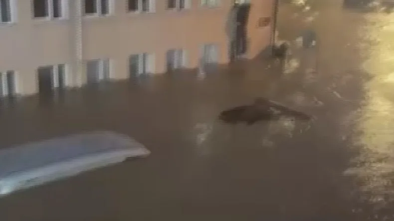Sarıyer'de yağış nedeniyle sürüklenen araçlar kamerada