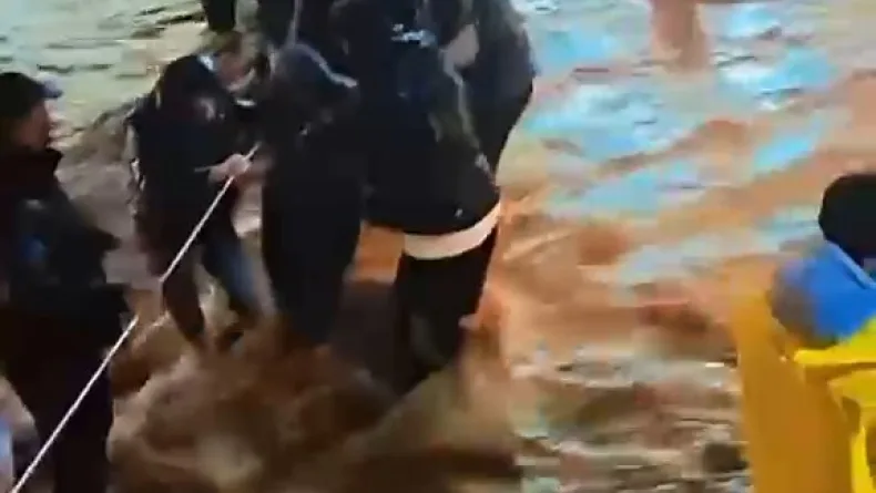 Sarıyer'de yollar göle döndü; sokağa halat gerip karşıya geçtiler
