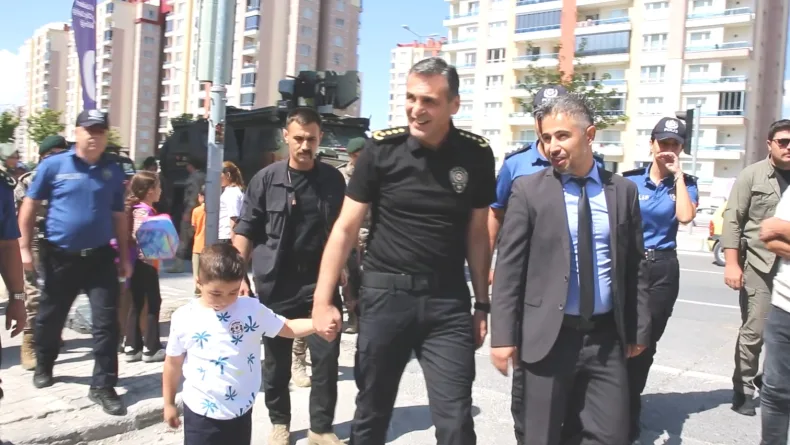 Şehit polisin oğlu Çınar'ı okula Emniyet Müdürü Aydın götürdü