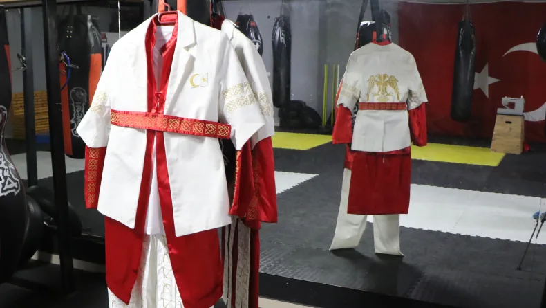 Selçuklu motifleriyle süslediği tasarımlarıyla Türk sporcuları giydirmek istiyor
