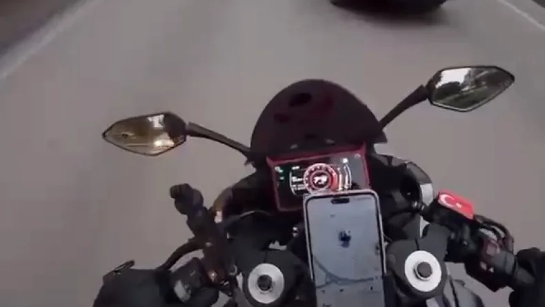 Şerit değiştiren araçtan motosikletiyle kaçarken başka otomobile çarptı
