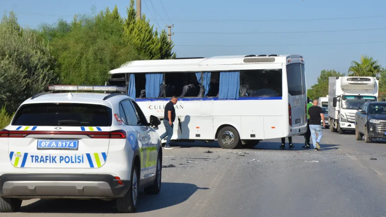 Servis midibüsü tur otobüsüne çarptı: 6 yaralı
