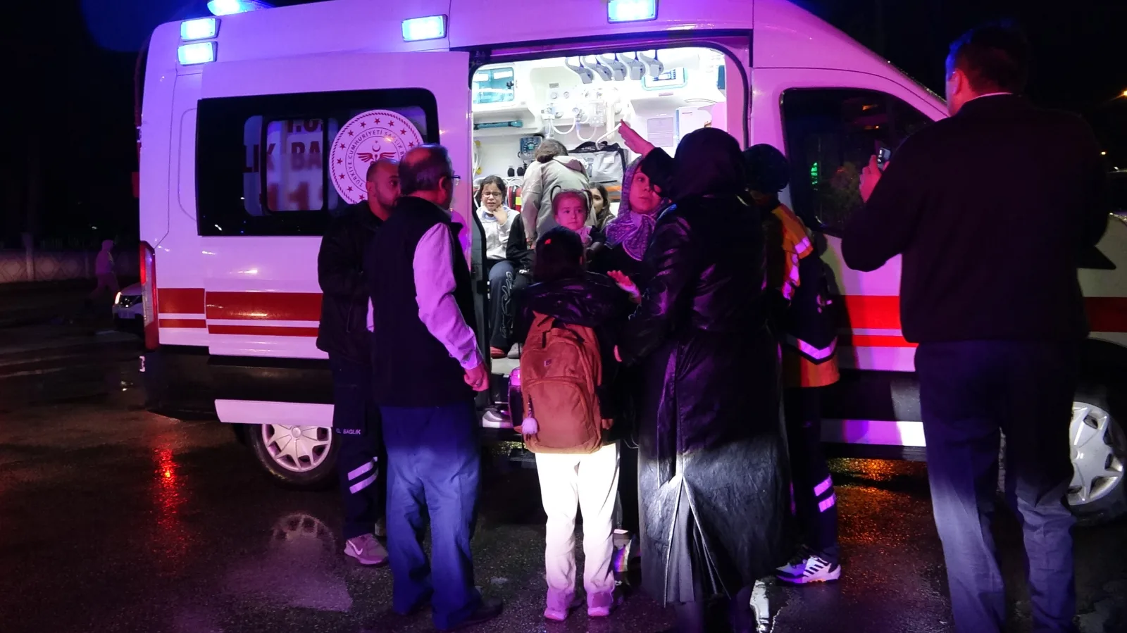 Servis minibüsü otomobille çarpıştı; 12 öğrenci hastaneye kontrole götürüldü