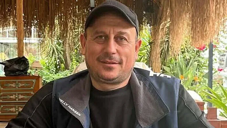 Sevmek istediği deve kolunu ısırdı