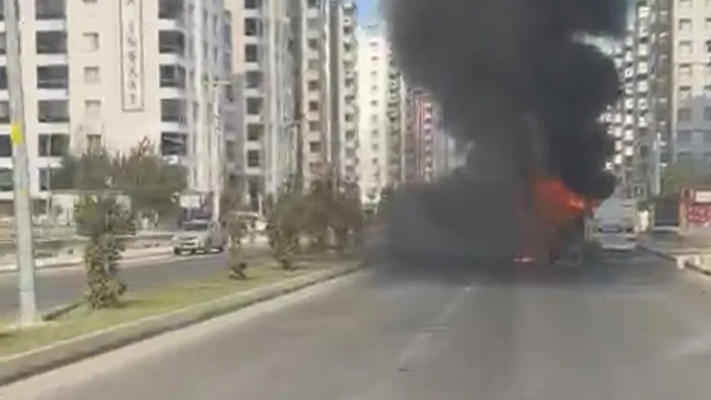Seyir halindeyken alev alan otobüs yandı
