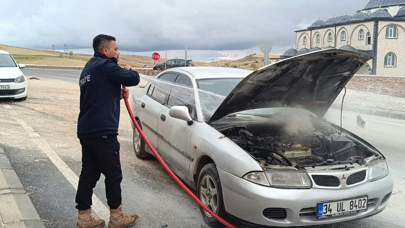 Seyir halindeyken alev alan otomobil kullanılamaz hale geldi
