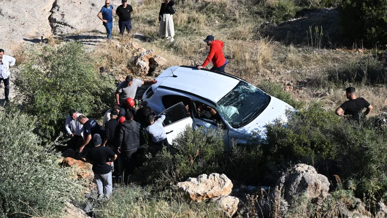 Seyir terasında 30 metreden yuvarlanan otomobilin sürücüsü yaralandı