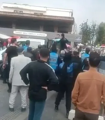 Seyyar satıcı ile zabıta arasındaki arbede kamerada