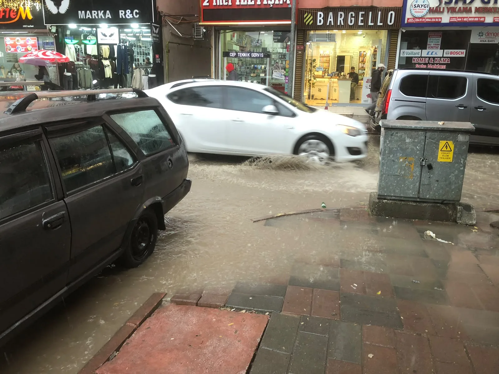 Siirt’te sağanak ve dolu hayatı olumsuz etkiledi, binaya yıldırım isabet etti
